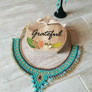 Accessorize like you're already famous! * Necklace